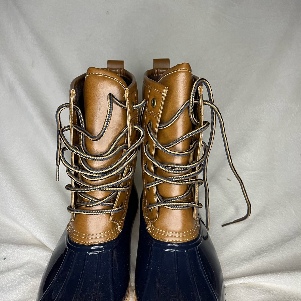 Womens Totes boots. Size 6 New w/o tags